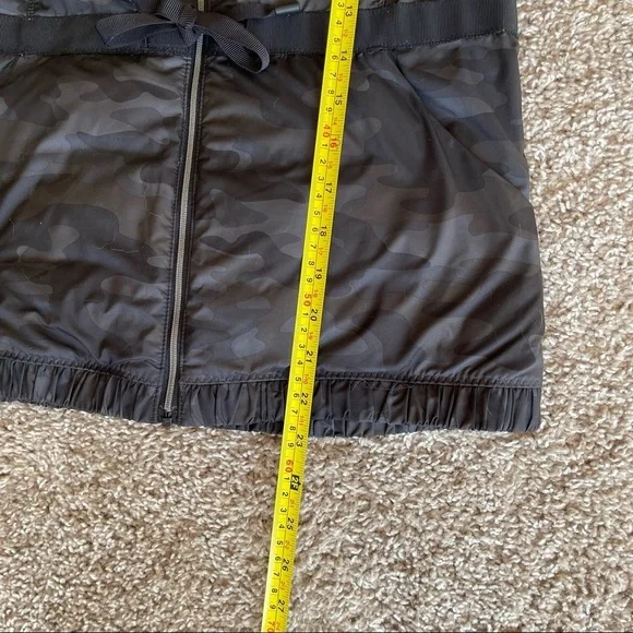 Lululemon | Spring Fling Puffy Vest | Lotus Camo Black | Size 2 - Picture 8 of 12